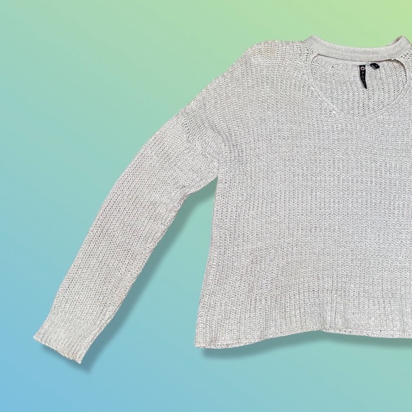 Cut out sweater with dolman sleeves - Picture 2 of 7